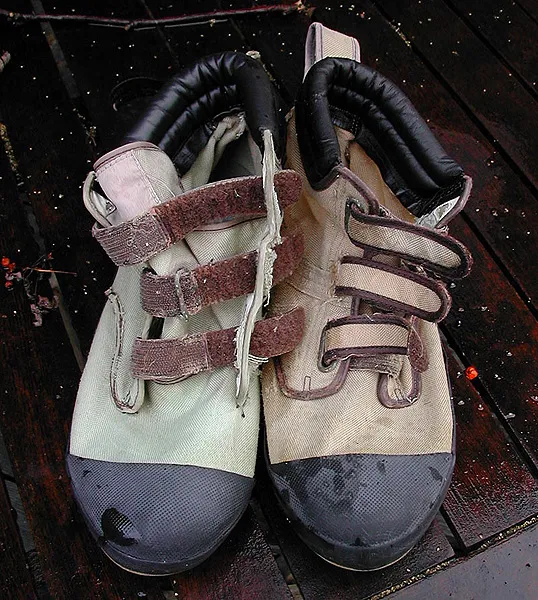 Color difference - Apart from the obvious bad state of these boots, the difference in color is also noticeable. This probably comes from the fact that they are from two different batches. Not that it matters much, but for the vain angler it may feel like wearing two different socks to a prom.